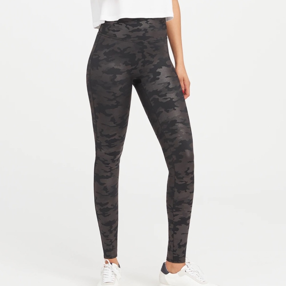 Spanx Faux Leather Camo Leggings - Matte Black Camo Size Medium